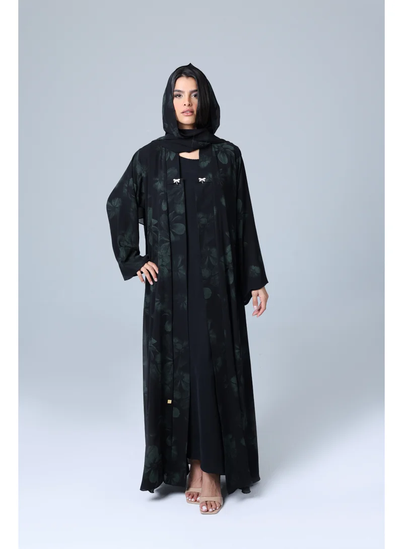 اكسا عباية بياقة مفتوحة وطبعات زهور خضراء